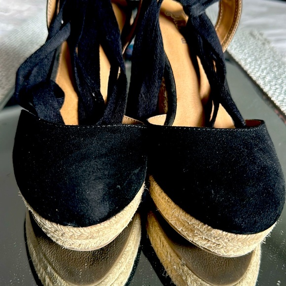 Black wedge shoes like new. - Picture 5 of 5